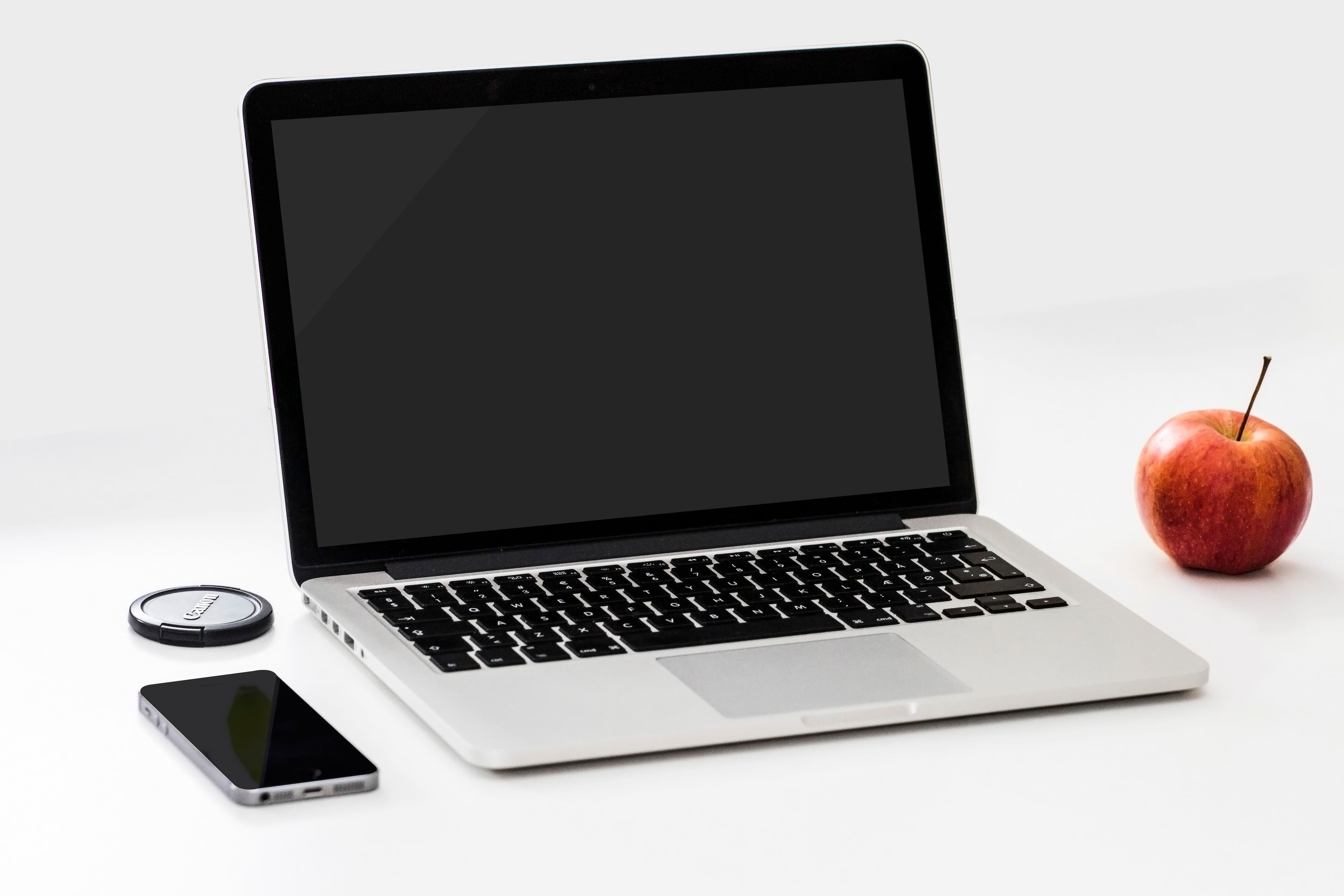 Site web moderne affiché sur ordinateur, tablette et téléphone